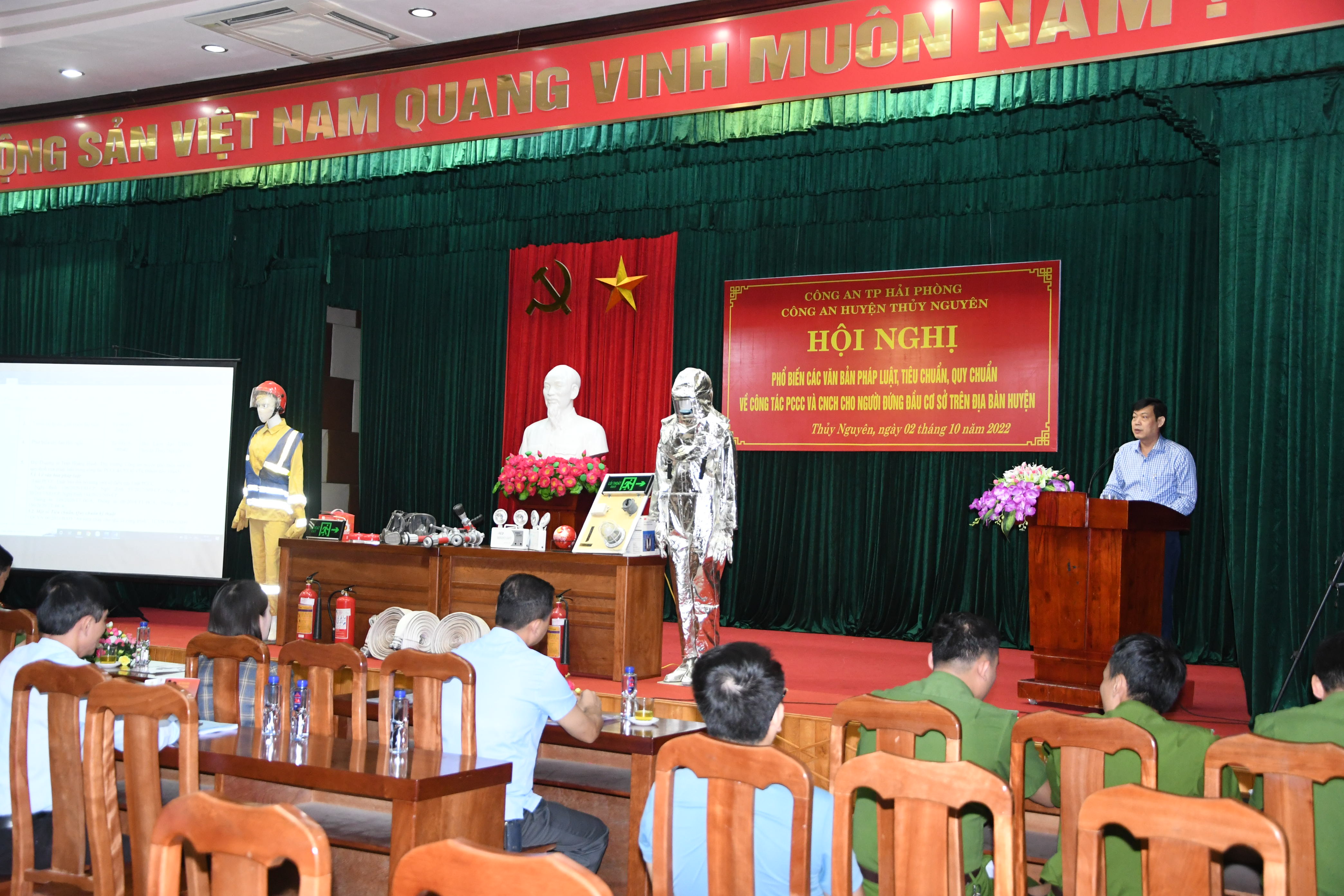 Công an huyện Thủy nguyên: Phổ biến các văn bản pháp luật, Tiêu chuẩn, Quy chuẩn về công tác PCCC và CNCH cho người đứng đầu cơ sở trên địa bàn